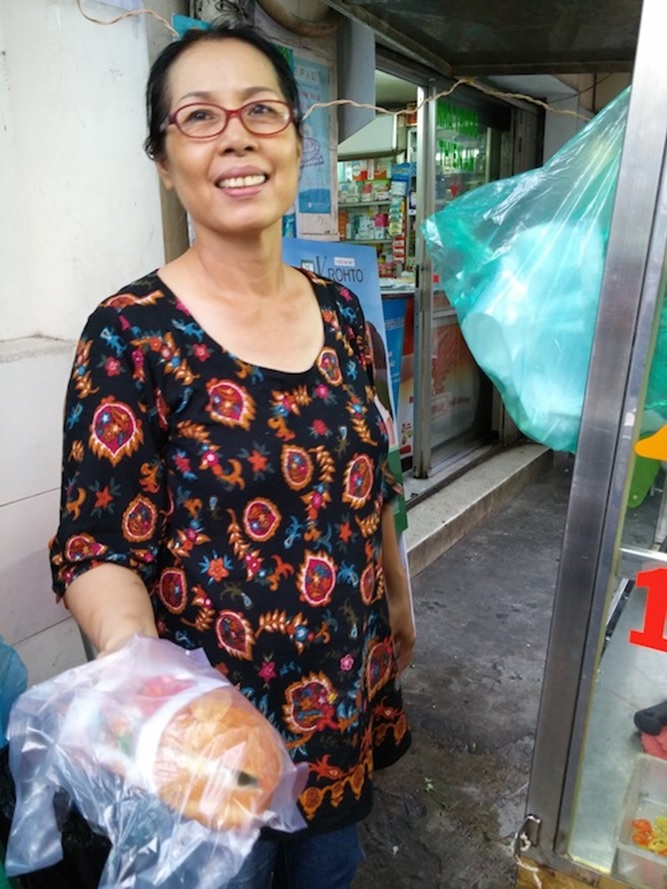 Bánh mì ốp la at Nguyen Van Trang Street.jpg