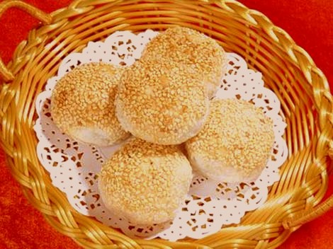 Yellow Crab Shell cake is a famous Anhui cuisine
