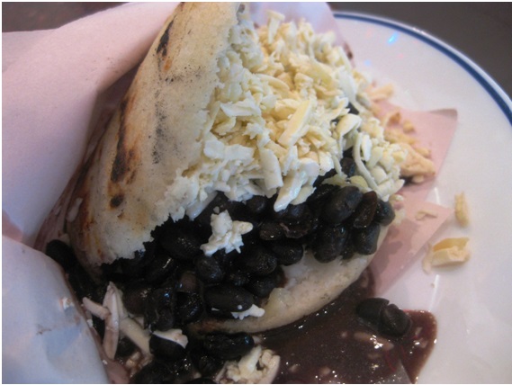 Arepa con Caraotas Negras @ Doña Caraotica.jpg