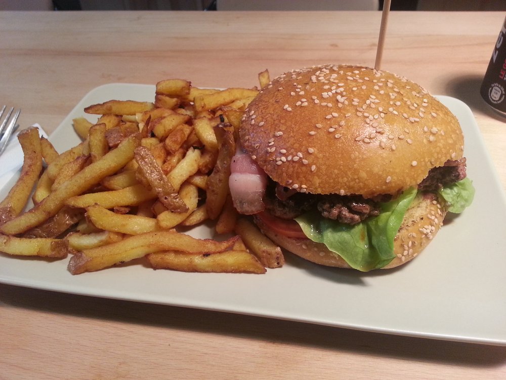 Burger grillades Chez Régis (not our photo)[4].jpg
