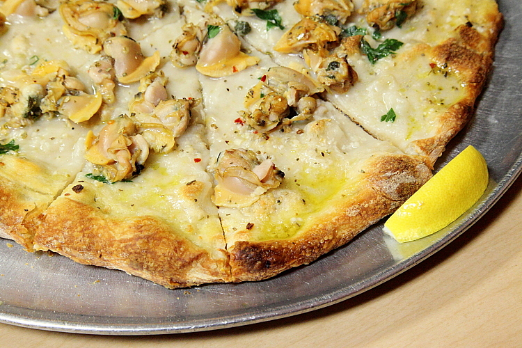 Fresh-clam-pizza.jpg