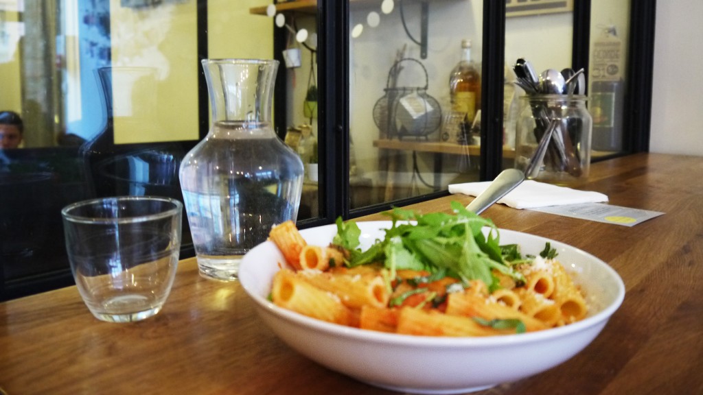 Les coudes sur la table[5].jpg